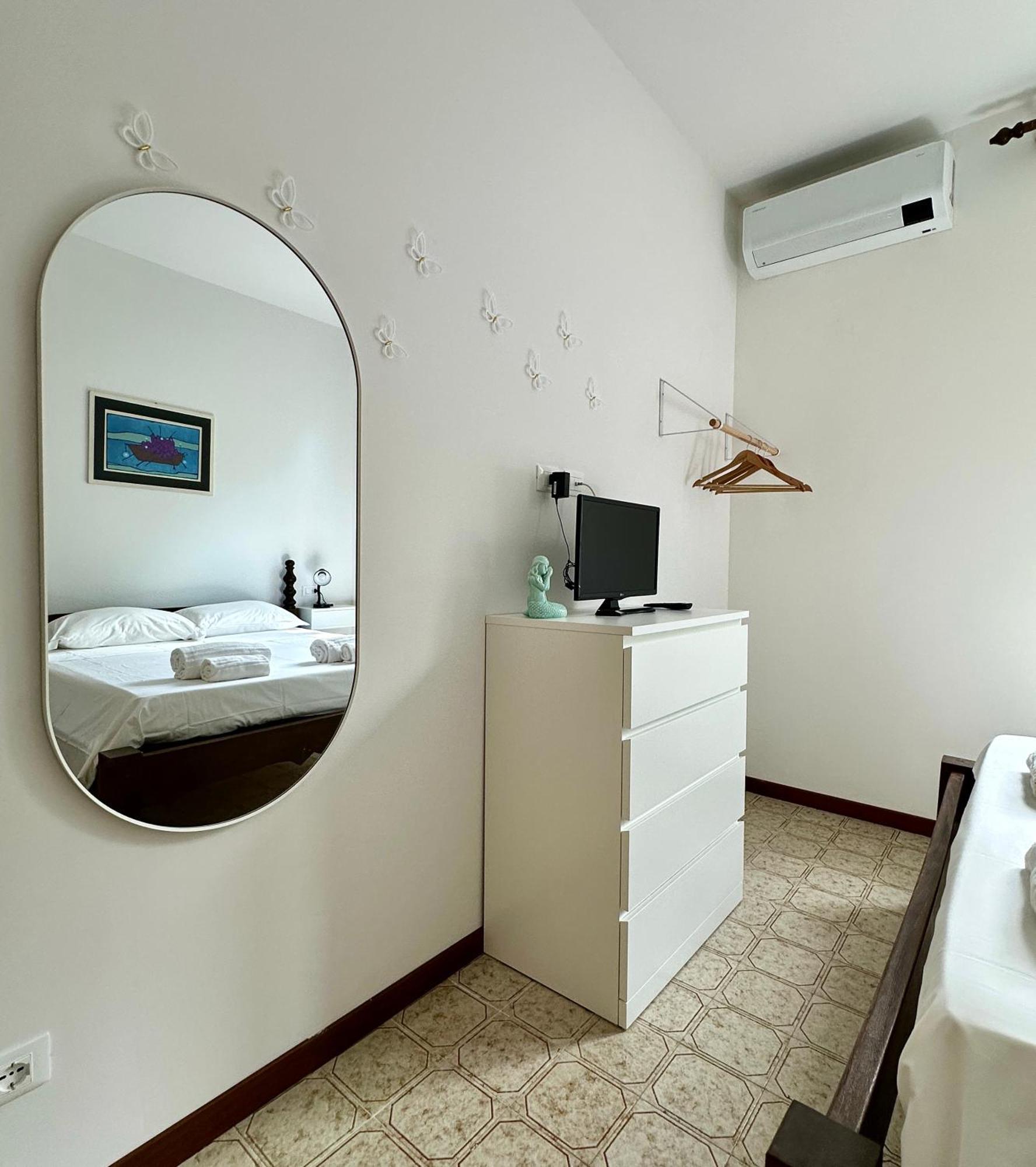 Terrace & Parking - Holiday Home Near Fegina Beach Монтеросо ал Маре Екстериор снимка