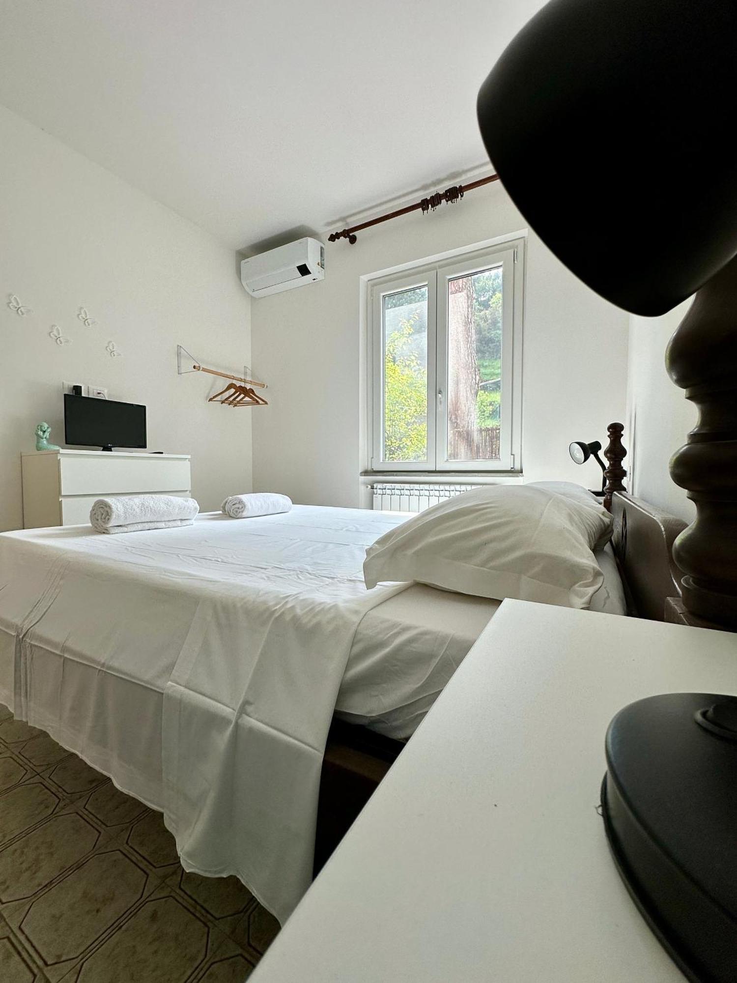 Terrace & Parking - Holiday Home Near Fegina Beach Монтеросо ал Маре Екстериор снимка